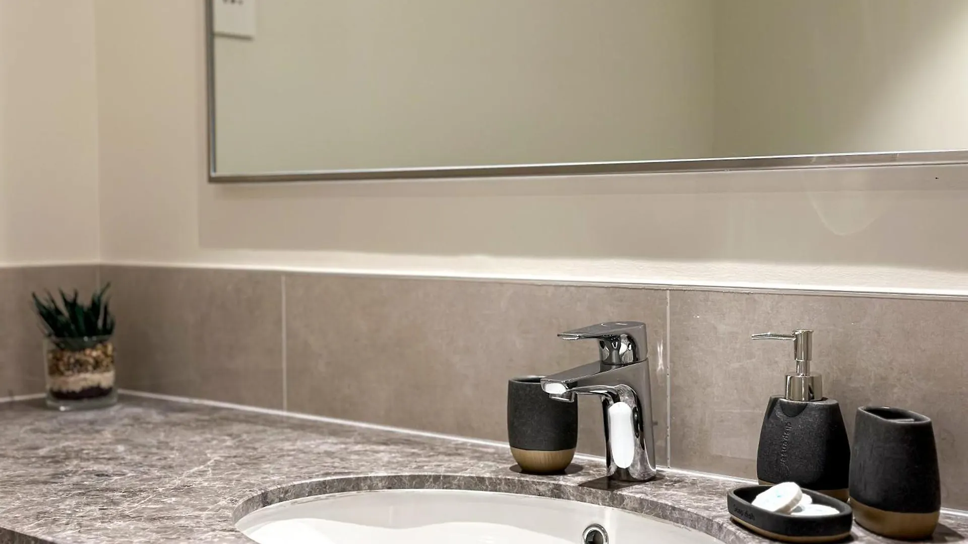 Higuests - Contemporary Comfort 1Br Apt In Forte Tower 1 Dubai Apartment